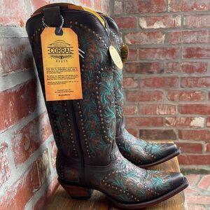Corral Women's‎ Copper Embroidery and Studs Snip Toe Turquoise  Inlay Boots 7.5